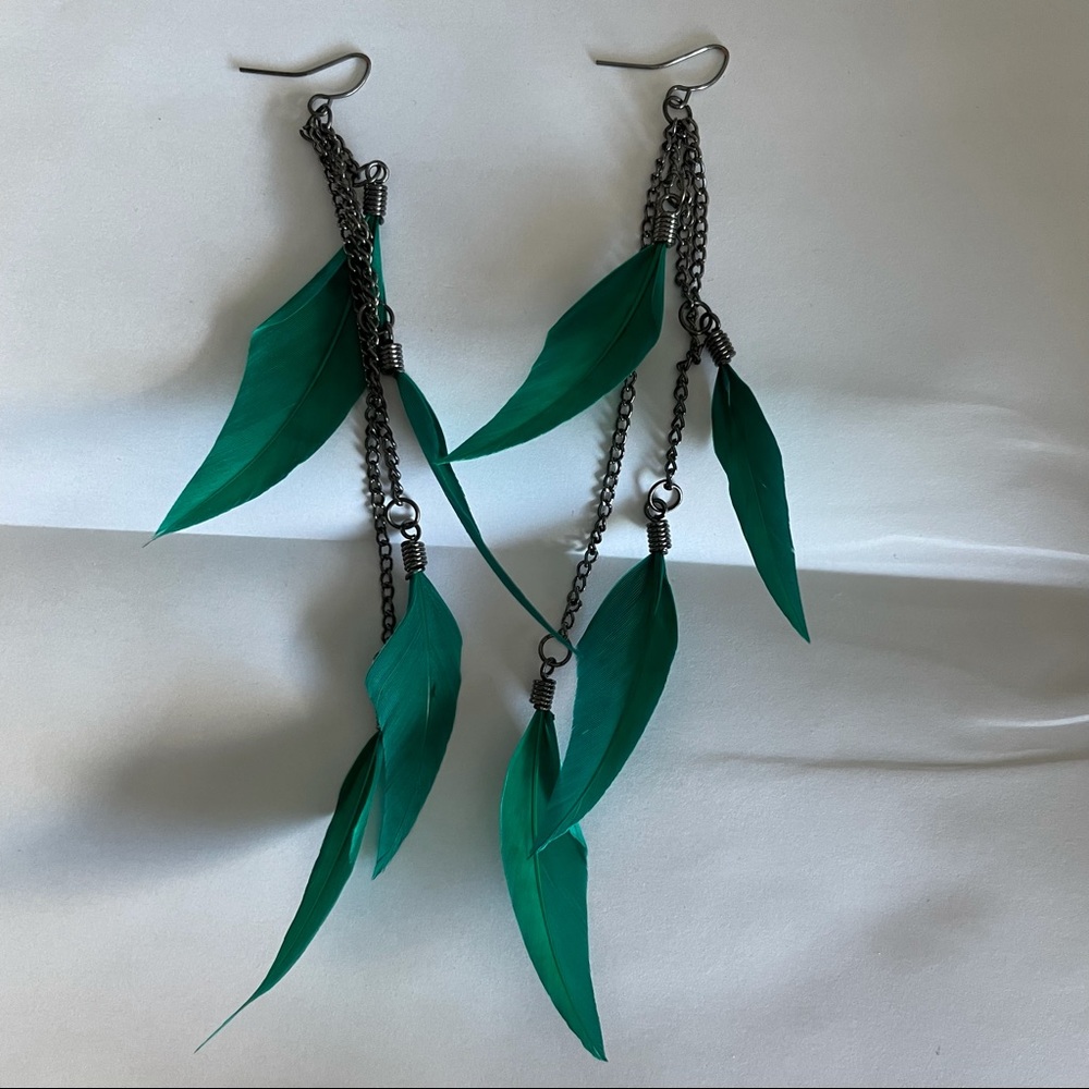 Green feather hanging earrings